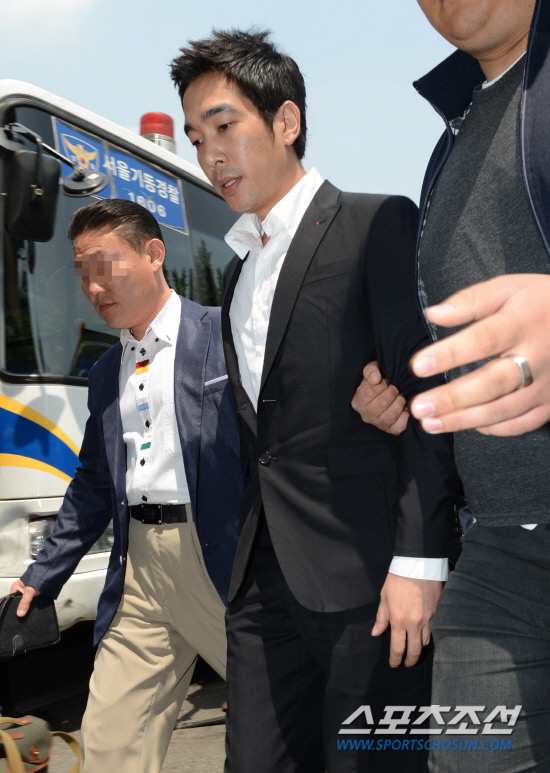 
	������ ���Ǹ� �ް� �ִ� ���� �� ����� �������� 15�� ���� ���縦 �ޱ� ���� ������ �⼮�ߴ�. ������ ���� ���ȯ�� �������� ���� 1�� 40�п� ���� �������� ����2���� ���� ����ߴ�. �������� �̳� ������ ���̰� ������ ǥ������ '���Ǹ� �����Ѽ� �˼��ϴ�'�� ���� �� �������� ����. 

�ֹ��� ���� deer@sportschosun.com /2012.05.14/


