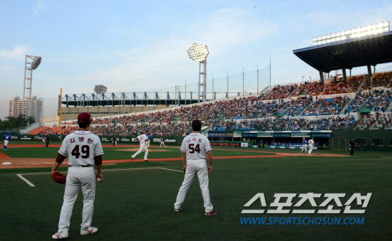 
	�ؼ��� �Ｚ�� �ָ� 3���� ù��° ��Ⱑ 18�� �񵿱��忡�� ���ȴ�. �ؼ� �躴���� ���ƿ����� ���� �ø� 1ȸ�� ������ ���Ѻ��� �ִ�.

��=���� ���� wook@sportschosun.com/2012.05.18/ 


