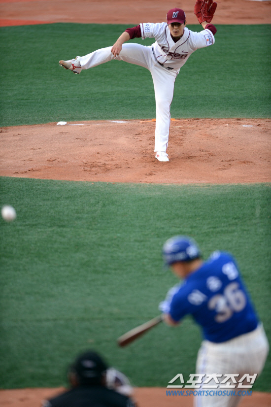 
	�ؼ� �躴���� 1ȸ�� �Ｚ �̽¿����� 3��Ÿ�� ����ϰ� �ִ�.

��=���� ���� wook@sportschosun.com


