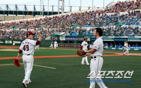 
	�ؼ��� �Ｚ�� �ָ� 3���� ù��° ��Ⱑ 18�� �񵿱��忡�� ���ȴ�. �ؼ� �躴���� 2ȸ�� ���� ���� ������ �ö󰡰� �ִ�.

��=���� ���� wook@sportschosun.com/2012.05.18/ 


