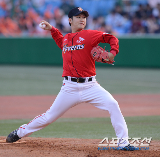 
	18�� ���� ���� �ѹ�߱��忡�� 2012 ���ξ߱� SK�� ��ȭ�� ��Ⱑ ���ȴ�. SK �������� ��ȭ Ÿ�ڵ��� ���� ������ ���� ������ �ִ�.

����=���� ���� kyungmin@sportschosun.com / 2012.5.18.


