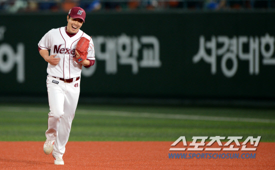 
	�ؼ��� �Ｚ�� �ָ� 3���� ù��° ��Ⱑ 18�� �񵿱��忡�� ���ȴ�. 4ȸ�� �Ｚ �����̸� 1�綥���� ó���ϸ� �������⸦ �ѱ� �ؼ� �躴���� Ȱ¦ ���� �ִ�.

��=���� ���� wook@sportschosun.com


