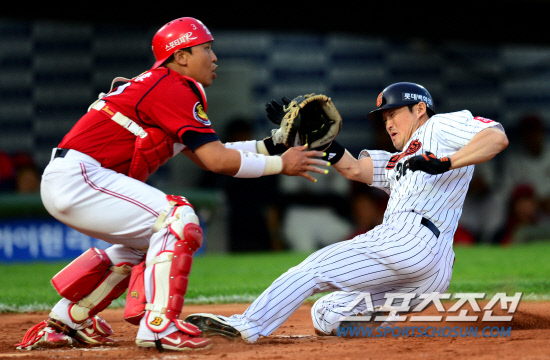 
	18�� �λ�����߱��忡�� ���� ���ξ߱� �Ե��� KIA�� �ָ� 3���� ù ��⿡�� �Ե��� 2ȸ 2�� 1,3�� ����� Ÿ������ 1,3�� ���ڰ� ���� ��ƿ�� �õ��� 3������ �������� ������ �����ߴ�. Ȩ���� ����� ������ ����ŷ�� ���� �����̵� �������ǰ� �ִ� ������. 

�λ�=������ ���� songs@sportschosum.com


