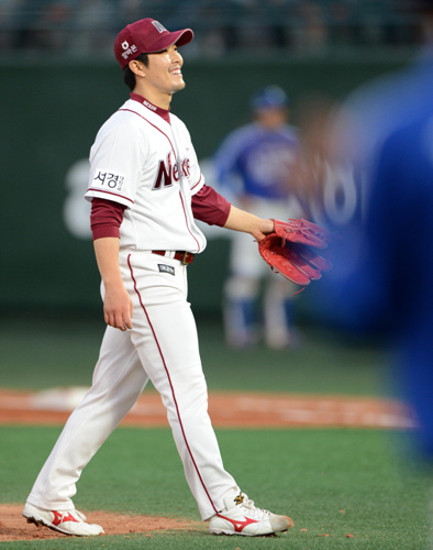 
	�ؼ��� �Ｚ�� �ָ� 3���� ù��° ��Ⱑ 18�� �񵿱��忡�� ���ȴ�. 3ȸ�� 2�� 1,2�� �Ｚ ä���ο��� ������ ����ϸ� ������ ���⸦ ���� �ؼ� �躴���� �̼Ҹ� ���� �ִ�. / ����=����������
