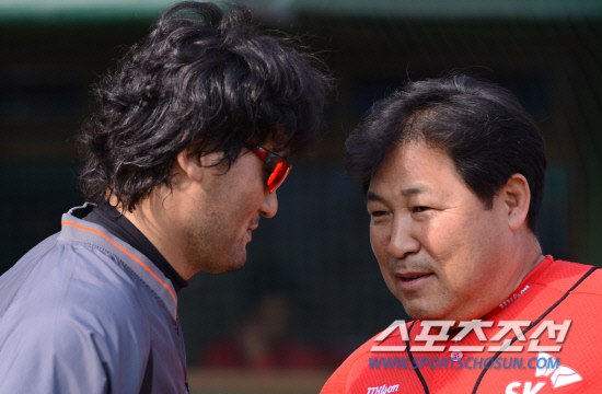 
	SK �̸��� ������ ��ȭ ����ȣ�� ����� �׶��忡�� ���� ��⸦ ������ �ִ�. ����=���� ���� kyungmin@sportschosun.com 


