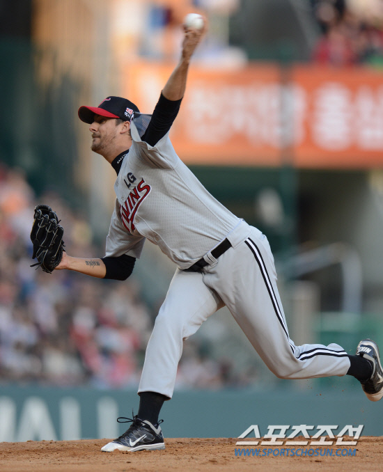 
	���ξ߱� LG�� �λ��� ��Ⱑ 18�� ��Ǿ߱��忡�� ��������. ���� ��Űġ�� ������ ���� ������ �ִ�.

���=���ؿ� ���� noodle@sportschosun.com/2012.05.18/


