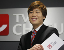 
	2002�� �ѡ��Ͽ����� 4�� ��ȭ�� �ֿ� �������� 25�� ���� TV���� ��Ʃ������� ��� �غ� �ϰ� �ִ�. /ä�¿� ���� rainman@chosun.com 
