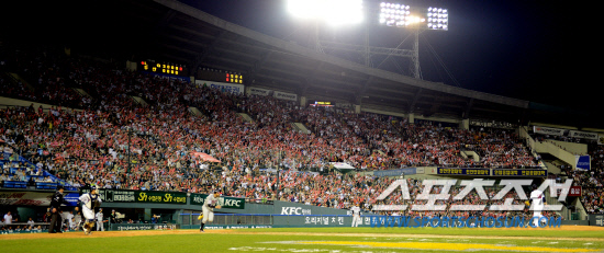 
	���ξ߱��� ���� �ּ��� 126��⸸�� 200�������� �����ߴ�. ���� ���ߵ��� 18�� ��ǿ��� ���� LG�� �Ե����� �����ϰ� �ִ�.

���=���ؿ� ���� noodle@sportschosun.com/2012.05.18/


