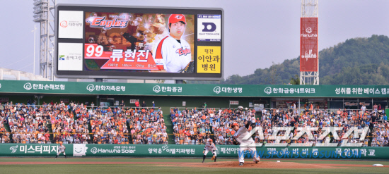 
	��ȭ ���� �������� 19�� ������ �������弭 SK Ÿ�ڵ��� ���� ������ ���� ������ �ִ�. ����=���� ���� kyungmin@sportschosun.com 


