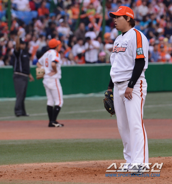 
	��ȭ �������� 6ȸ�� SK ���μ����� �¿� �ַ�Ȩ���� ����� �� �ƽ����ϰ� �ִ�. ����=���� ���� kyungmin@sportschosun.com 


