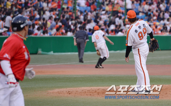 
	6ȸ�� SK ���μ��� �¿� �ַ����� ģ �� �޷����� Ÿ���� ���� �ִ�. ���� �������� 3��� �������� ���� Ÿ���� ����ִ�. ����� Ȩ��. ����=���� ���� kyungmin@sportschosun.com 


