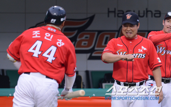 
	SK ���μ��� 6ȸ�� ���������κ��� �ַ����� �Ͷ߸��� �̸��� ������ ������ �ε帮�� �����ӴϷ� ���μ��� �ݱ�� �ִ�. ����=���� ���� kyungmin@sportschosun.com 


