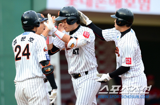 
	19�� �λ�����߱��忡�� ���� ���ξ߱� �Ե��� KIA�� ��⿡�� �Ե� ����ȣ�� 4ȸ KIA �ɵ����� ���� ���߿� 3�� Ȩ���� ���ȴ�. Ȩ���� ������ �������̺긦 ������ ����ȣ.

�λ�=������ ���� songs@sportschosum.com


