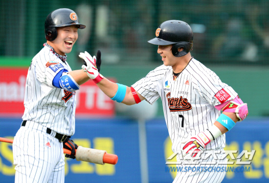 
	19�� �λ�����߱��忡�� ���� ���ξ߱� �Ե��� KIA�� ��⿡�� 1ȸ �Ե� ���ؼ��� KIA �ɵ����� ���� �¿� �ַ� Ȩ���� ���ȴ�. ���ؼ��� ������ �Ե� ��Ȱ�� �߿��� û��ȣ �� �ϳ���. ���ƿ����� �վƼ�(����)�� �������̺긦 ������ �ִ� ���ؼ�.

�λ�=������ ���� songs@sportschosum.com


