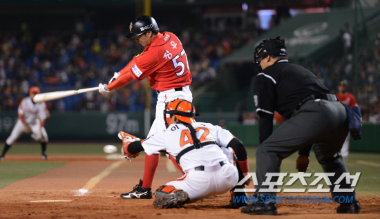 
	9ȸ�� Ÿ���� �� SK ���� ������� �꽺���� �ϰ� �ִ�. ����=���� ���� kyungmin@sportschosun.com 


