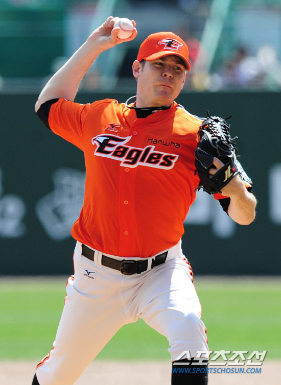 
	4�� 15�� ��õ���忡�� 2012 ���ξ߱� ��ȭ�� SK�� ��Ⱑ ���ȴ�. ��ȭ ���� ������ ������ ���� ������ �ִ�. ������ 1ȸ���� 7�����ϴ� ������ ������.

��õ=����� ���� cjg@sportschosun.com/2012.04.15/


