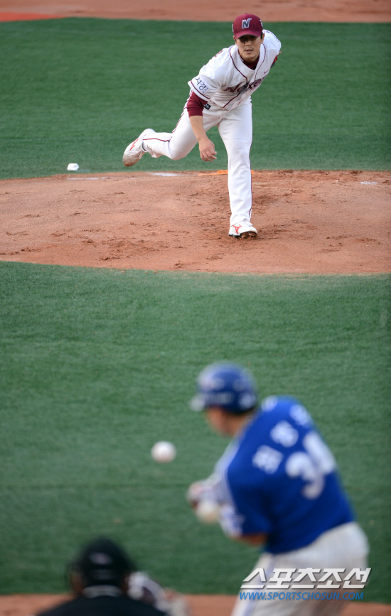 
	�ؼ��� �Ｚ�� �ָ� 3���� ù��° ��Ⱑ 18�� �񵿱��忡�� ���ȴ�. �ؼ� �躴���� 1ȸ�� �Ｚ �����쿡�� �߰߼� �� 1Ÿ�� ����Ÿ�� ����ϰ� �ִ�.

��=���� ���� wook@sportschosun.com


