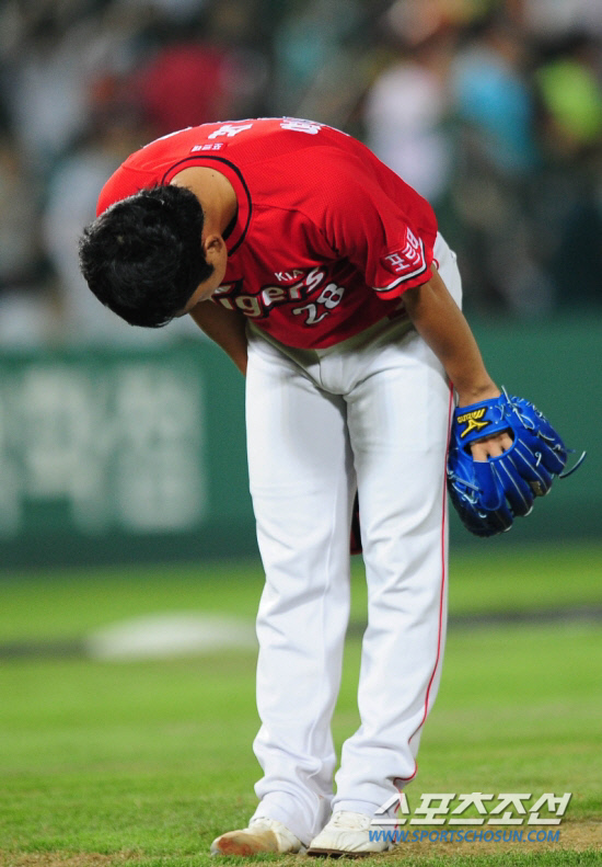 
	KIA �������� 2010�� 8�� ȫ���翡 �̾� ����ȯ���� �籸�� ���� �� �Ե� ���ƿ��� ���� �㸮 ���� ����� �ϰ� �ִ�. ����������DB


