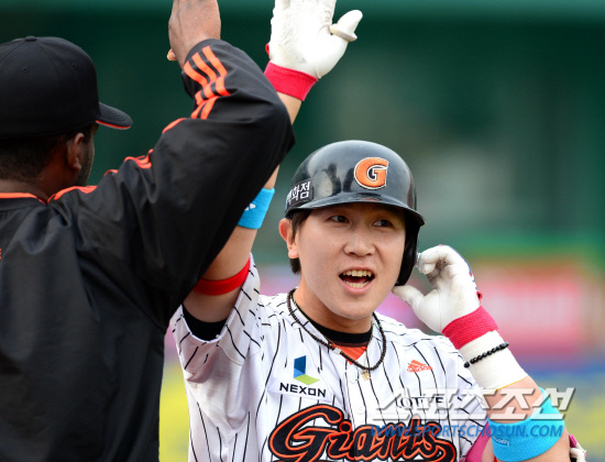 
	19�� �λ�����߱��忡�� ���� ���ξ߱� �Ե��� KIA�� ��⿡�� 1ȸ �Ե� ���ؼ��� KIA �ɵ����� ���� �¿� �ַ� Ȩ���� ���ȴ�. ���ƿ����� ���� ���̴� ���ؼ�.

�λ�=������ ���� songs@sportschosum.com/2012.5.19


