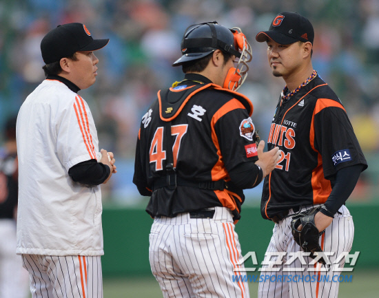 
	�Ե� ���� ����ȣ(���)�� ���� �۽���(������)�� ���. 13�� ��ȭ��. ����� ���� cjg@sportschosun.com


