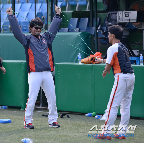 
	��ȭ ����ȣ�� �ϳ����� ��ġ�� �Բ� ����Ŵ� �Ʒ��� �ϰ� �ִ�. ����=���� ���� kyungmin@sportschosun.com 


