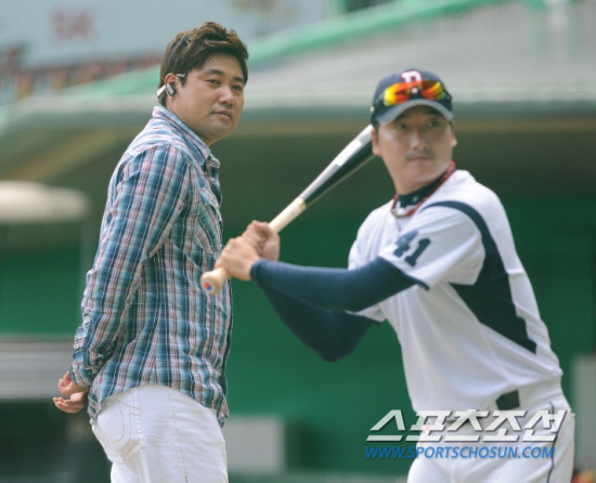 
	������ �׶��忡�� �λ��� �Ʒ� �� �������� ���Ѻ��� �ִ� ������ SBS �ؼ�����. ���ش� �ټ� ������� ������ �ٿ�����, ������ ������ ������ ���� ���� ���� �� �ش޶�� ��Ź�ߴ�. ����������DB


