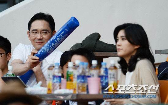 
	���ξ߱� �ؼ��� �Ｚ�� ��Ⱑ 20�� �񵿾߱��忡�� ��������. ����� �Ｚ���� ����� �̺��� ȣ�ڽŶ������ ���̵�� �Բ� �߱����� ã�� �����ϰ� �ִ�.

��=���ؿ� ���� noodle@sportschosun.com


