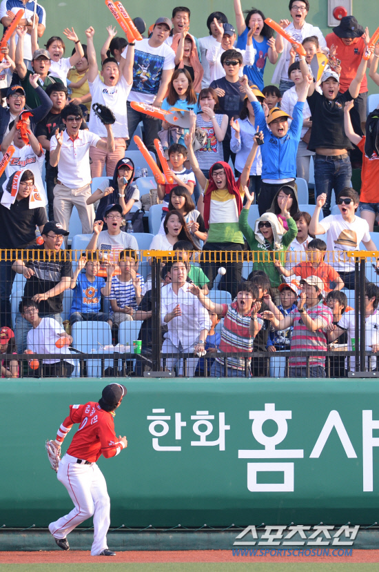 
	20�� ���� ���� �ѹ�߱��忡�� 2012 ���ξ߱� SK�� ��ȭ�� ��Ⱑ ���ȴ�. 3ȸ�� �ܾ��� �ҵ��� ��ȭ �������� �߿� Ȩ���� ������ �ϰ� �ִ�. ����=���� ���� kyungmin@sportschosun.com 


