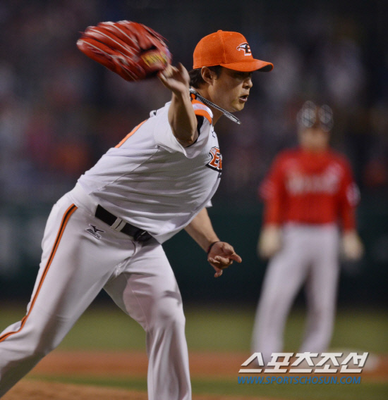 
	��ȭ �۽ſ��� 7ȸ�� �� ������ ���� �´� ���� ���� �󺼷� ���� ���� ������ �ް� �۷��긦 �������� �ִ�. ����=���� ���� kyungmin@sportschosun.com 


