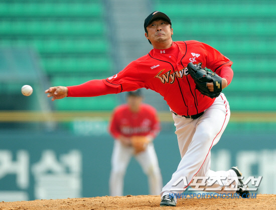 
	     2012 ���ξ߱� LG�� SK�� �ù���Ⱑ 22�� ��� �߱��忡�� ���� ����. �ý��� SK�� �ű� �Ӱ���� 7ȸ ���� ���� ������ �ϰ� �ִ�. �Ӱ���� ���� ��Ÿ�� ����ϸ� ���� ���⿡ �������� LG ����ȣ�� ����� ��� ���������� ���Ҵ�.

���=������ ���� rainmaker@sportschosun.com/2012.03.22/


