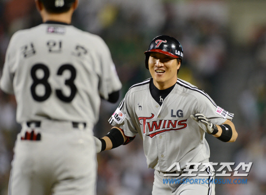 
	   '���� ���̹�' �λ�� LG�� �ָ� 3���� ������ ��Ⱑ 20�� ��� �߱��忡�� ���� ����. 5��5 �����̴� ���� 11ȸ�� 2�� 2,3�翡�� LG �������� 2Ÿ�� ����Ÿ�� ġ�� ����ȣ ��ġ�� �������̺긦 �ϰ� �ִ�.

���=������ ���� rainmaker@sportschosun.com/2012.05.20/


