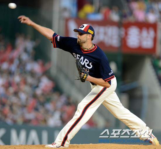 
	    '���� ���̹�' �λ�� LG�� �ָ� 3���� ������ ��Ⱑ 20�� ��� �߱��忡�� ���� ����. �λ� ���� ����Ʈ�� LG Ÿ���� ���� ������ �ϰ� �ִ�. ����Ʈ�� 2ȸ���� 5���������� ���� 8ȸ���� ������ ������ ������ ������ �����ߴ�.

���=������ ���� rainmaker@sportschosun.com/2012.05.20/


