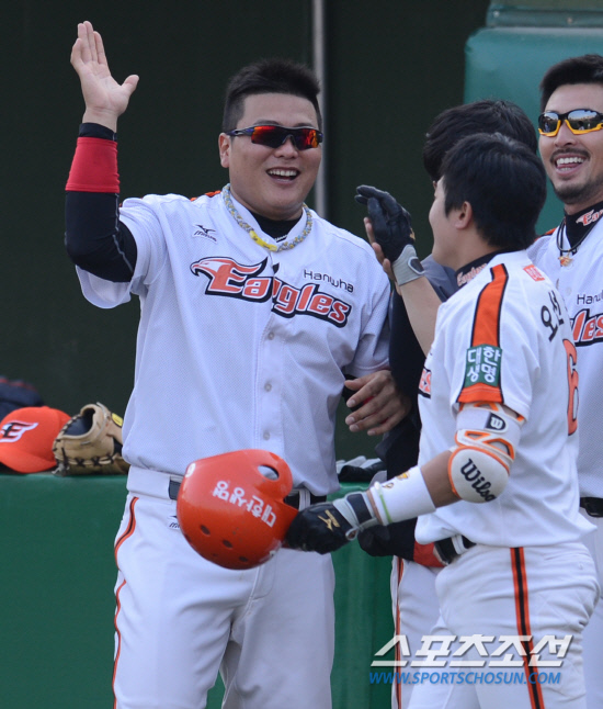 
	20�� ���� ���� �ѹ�߱��忡�� 2012 ���ξ߱� SK�� ��ȭ�� ��Ⱑ ���ȴ�. 3ȸ�� ��ȭ �������� �߿� 3�� Ȩ���� ģ �� ���ƿ����� ���±հ� �������̺긦 ������ �ִ�.

����=���� ���� kyungmin@sportschosun.com / 2012.5.20.


