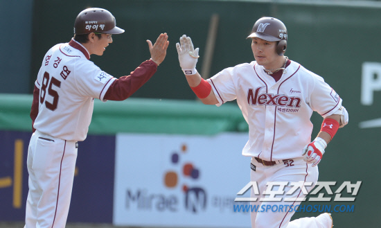 
	���ξ߱� �ؼ��� �Ｚ�� ��Ⱑ 20�� �񵿾߱��忡�� ��������. �ں�ȣ�� 1ȸ�� 2�� 2�� ����Ȩ���� �Ͷ߸��� ������� ���ϸ� �ް� �ִ�.

��=���ؿ� ���� noodle@sportschosun.com/2012.05.20/


