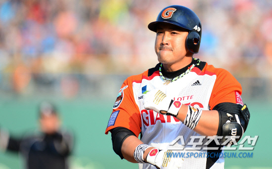 
	20�� �λ�����߱��忡�� ���� ���ξ߱� �Ե��� KIA�� �ָ� 3���� ������ ��⿡�� �Ե� ȫ������ 1ȸ 2�� 2�翡�� 1Ÿ�� ����Ÿ�� ���ȴ�. 1�翡�� �ָ��� �Ҳ� ���̰� �ִ� ȫ����.

�λ�=������ ���� songs@sportschosum.com/2012.5.20


