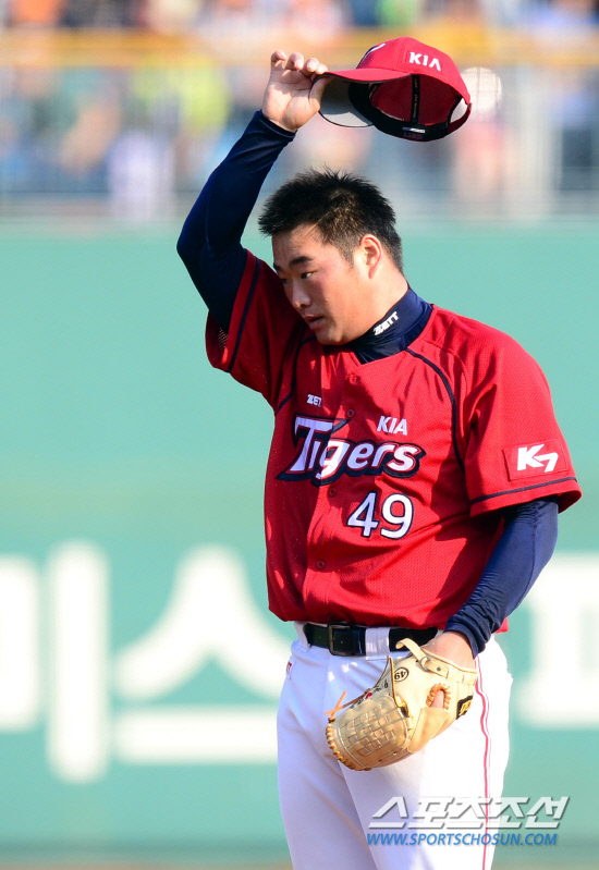 
	20�� �λ�����߱��忡�� ���� ���ξ߱� �Ե��� KIA�� �ָ� 3���� ������ ��⿡�� ���߷� ������ KIA �����찡 ���� ���� ���� �۰� �ִ�.

�λ�=������ ���� songs@sportschosum.com/2012.5.20


