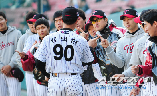 
	�÷�����ġ�� �������� �������� '����º�'�� �Ұ��Ǽ��� ������ ���� �����ߴ�. ������ 26�� ��� �ؼ����� �ռ� ���� �ִٰ�� ���� �ű�� �û�� �� �Ĺ��� �հ��� �����Ӹ��� �ϴ� ���. ���=������ ���� rainmaker@sportschosun.com/2012.04.26/


