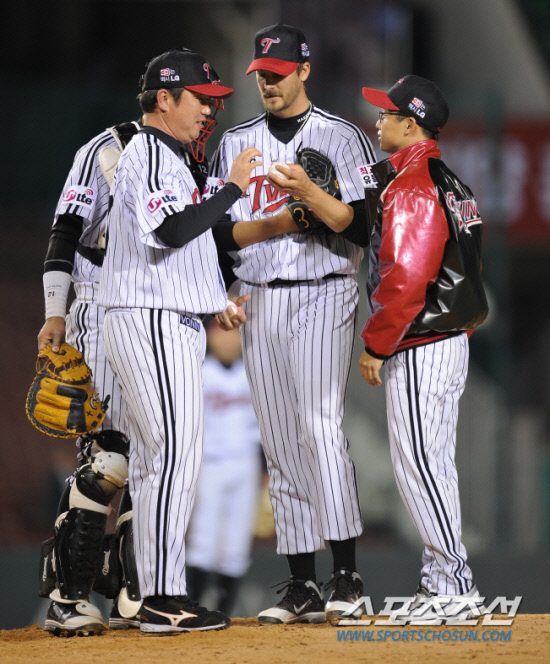 
	��� ���� ����忡 �ö� ��Űġ�� ��ȭ�� ������ �ִ� LG ������ ������ġ(����). ����������DB


