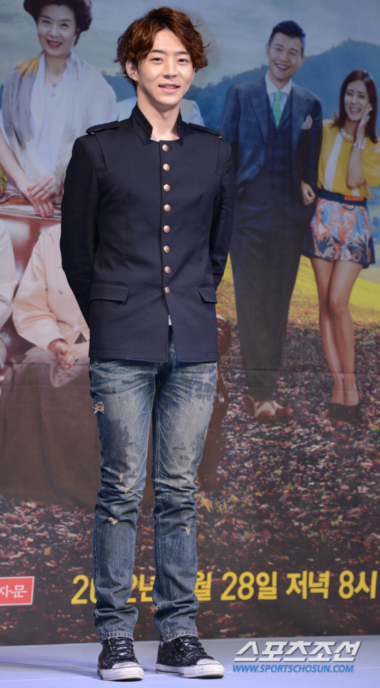 
	MBC ���� ���ӱ� '�״���� �����'�� ���۹�ǥȸ�� 21�� ���� �뺸�ڿ��� ���ȴ�. '�״���� �����'�� �밡���� ������� ��ư��� �ι����� ����غ��� ���� ���������� ������ ��ġ�� �����Ѵٴ� ������ ��󸶴�.

����ȯ�� ����Ÿ�ӿ� ��� ���ϰ� �ִ�.

�ֹ��� ���� deer@sportschosun.com /2012.05.21/


