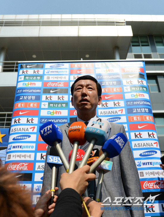 
	21�� ���� ���� NFC�� ����ö �⼺�� ������ ������ ������ ������ �� 6���� �ؿ��� �������� ������ ��� �ְ��� �౸��ǥ�� ������ ���ͺ並 �ϰ� �ִ�. �౸��ǥ���� ���� 31�� ���������� �������� �����ΰ��� ������ ����� �Ʒ��� �����Ѵ�. ����=����� ���� cjg@sportschosun.com/2012.05.21/


