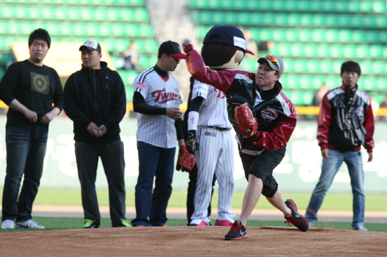 
	'���ӱ��� ������' �׶��� �̺�Ʈ. ��������=LGƮ����


