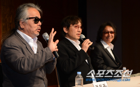 
	80��� �α� �ϱ׷� '�鱹ȭ'�� ���� ����� ���α�(����), �ּ���(���̽�), ������(�巳)�� ����� �ߴ�. 1985�� '����'���� ������ �鱹ȭ�� '�װ͸��� �� ����''���� �״��' ���� ��Ʈ���� ���� 1995�� 3�� '�츮'�� ��ǥ�� �� ��ü�ƴ�. ���� 7�� ���� ��� �����ϴ� �鱹ȭ�� ������ ��Ʈ���� �Բ� 'Imagine'�� �鱹ȭ�� ������ ����� ���ؼ��� �������� �ҵ��� ã�ư� �����̴�. 

���α��� 21�� ���� ��ġ���� ���̾� Į��Ȧ���� ���� ����ȸ�߿��� ��Ἲ�� ���� �Ұ��� �������� Ȱ�� ��ȹ�� ������ �ִ�.

�ֹ��� ���� deer@sportschosun.com


