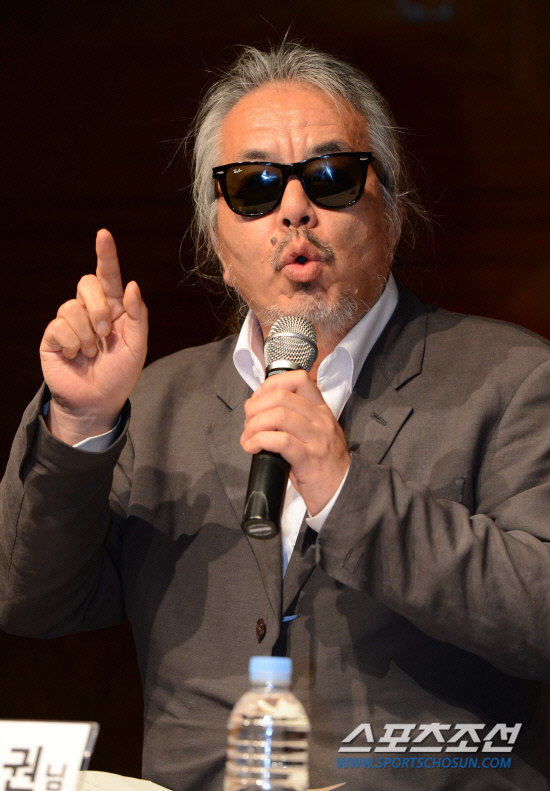 
	80��� �α� �ϱ׷� '�鱹ȭ'�� ���� ����� ���α�(����), �ּ���(���̽�), ������(�巳)�� ����� �ߴ�. 1985�� '����'���� ������ �鱹ȭ�� '�װ͸��� �� ����''���� �״��' ���� ��Ʈ���� ���� 1995�� 3�� '�츮'�� ��ǥ�� �� ��ü�ƴ�. ���� 7�� ���� ��� �����ϴ� �鱹ȭ�� ������ ��Ʈ���� �Բ� 'Imagine'�� �鱹ȭ�� ������ ����� ���ؼ��� �������� �ҵ��� ã�ư� �����̴�. 

���α��� 21�� ���� ��ġ���� ���̾� Į��Ȧ���� ���� ����ȸ�߿��� ��Ἲ�� ���� �Ұ��� �������� Ȱ�� ��ȹ�� ������ �ִ�.

�ֹ��� ���� deer@sportschosun.com /2012.05.21/


