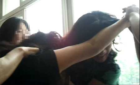 [어떻게 생각하십니까] 선생님 머리채 흔든 학부모, 벌금형 약식기소됐다는데…