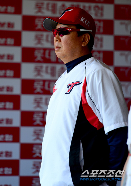 
	20�� �λ�����߱��忡�� ���� ���ξ߱� �Ե��� KIA�� �ָ� 3���� ������ ��⿡�� ��� �� KIA ������ ������ �������� �Ʒ��� ���Ѻ��� �ִ�.

�λ�=������ ���� songs@sportschosum.com/2012.5.20


