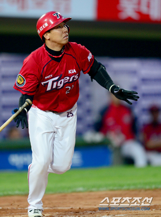 
	20�� �λ�����߱��忡�� ���� ���ξ߱� �Ե��� KIA�� �ָ� 3���� ������ ��⿡�� KIA �̹�ȣ�� 7ȸ 2�� 1�翡�� �Ե� �ִ뼺�� ���� ��� �������� ���ȴ�.

�λ�=������ ���� songs@sportschosum.com/2012.5.20


