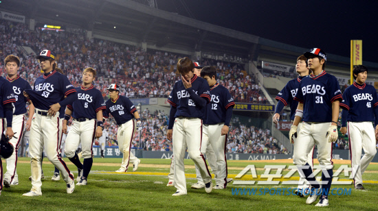 
	�λ�� LG�� �ָ� 3���� ������ ��Ⱑ 20�� ��� �߱��忡�� ��������. ���� 11ȸ �������� LG�� ���ϸ� 3������ ��� ���ְ� 5���п� ���� �������� ħ���� ǥ������ �׶��带 ���� ������ �ִ�.

���=������ ���� rainmaker@sportschosun.com


