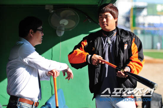 
	26�� ���� ���� ����忡�� 2012 ���ξ߱� ��ȭ�� KIA�� ��Ⱑ ���ȴ�. ���� �� ��ȭ �������� �̺��� �ؼ������� �̾߱⸦ ������ �ִ�. <BR>����=���� ���� kyungmin@sportschosun.com / 2012.04.26.
