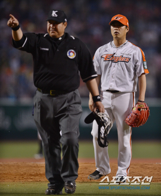 
	20�� ���� ���� �ѹ�߱��忡�� 2012 ���ξ߱� SK�� ��ȭ�� ��Ⱑ ���ȴ�. 7ȸ�� SK ������ ��ȭ �۽ſ�(������)�� ���� ���� ���� �������� ��� �׶��忡 ���������� ��ġŬ��� ��Ȳ�� ����ƴ�. �̿� �ּ��� �ֽ��� ������ �����ϰ� �ִ�.

����=���� ���� kyungmin@sportschosun.com / 2012.5.20.


