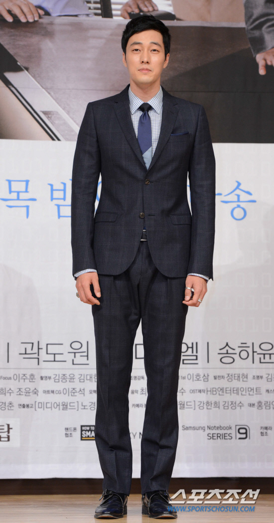 
	SBS �� ������ '����'�� ���۹�ǥȸ�� 22�� �� SBS ������� ���ȴ�. '����'�� ���ͳ� �� SNS�� �ı޷¿� ���� ����� ���� ���̹� ���繰�μ� ������ '����'���� ���� ���繰 �ŵ���� ���� �Դ� ������ �۰��� �����ϰ� �������� ���ΰ��� �þ� ȭ���� ������ �ִ�.

�������� ����Ÿ�ӿ� ��� ���ϰ� �ִ�.

�ֹ��� ���� deer@sportschosun.com /2012.05.22/


